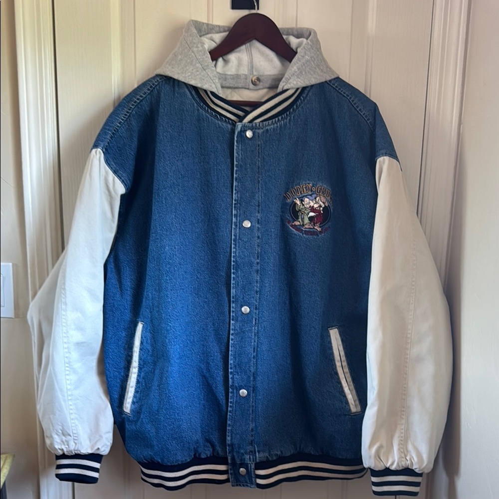 Detachable hood, this coat is in great shape! - Picture 1 of 8